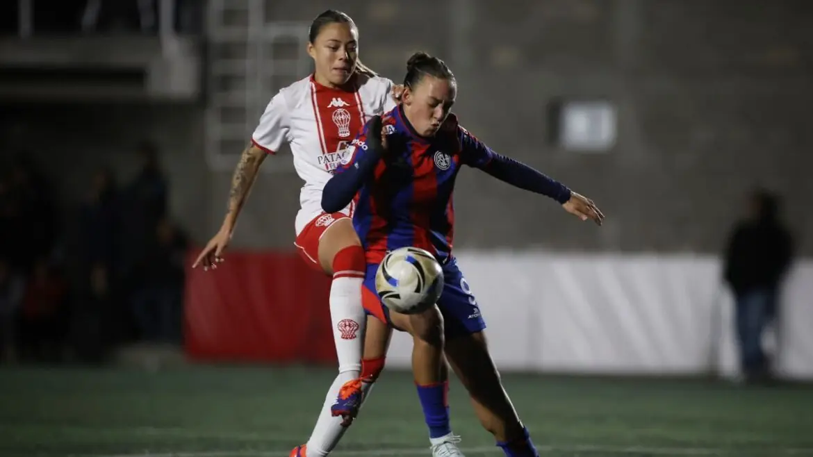San Lorenzo celebra el triunfo 1-0 ante Hurac&aacute;n en el cl&aacute;sico femenino.