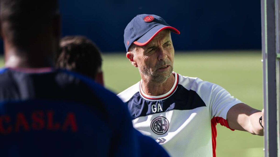 Gustavo &Aacute;lvarez, entrenador de San Lorenzo.