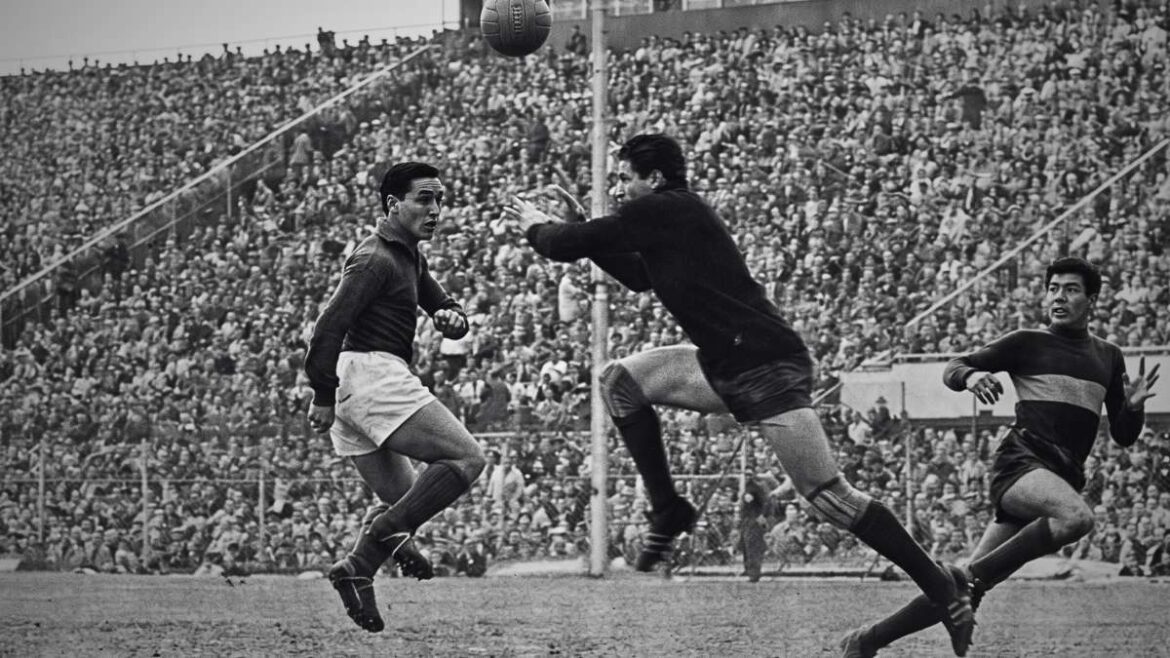 Jos&eacute; Sanfilippo y su hist&oacute;rico gol a Roma, arquero de Boca.