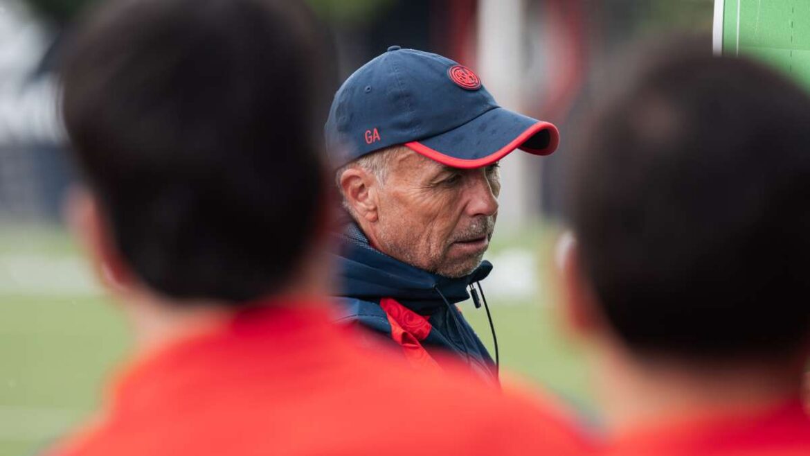 Gustavo &Aacute;lvarez, entrenador de San Lorenzo.
