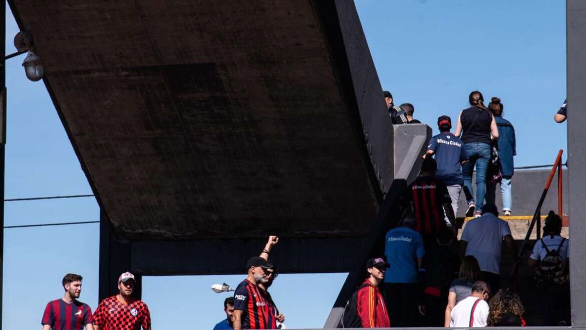 voluntariado-san-lorenzo-ciudad-deportiva-pretemporada-casla-socios-futbol-mundo-azulgrana Los socios de San Lorenzo se sumaron para ayudar al club.
