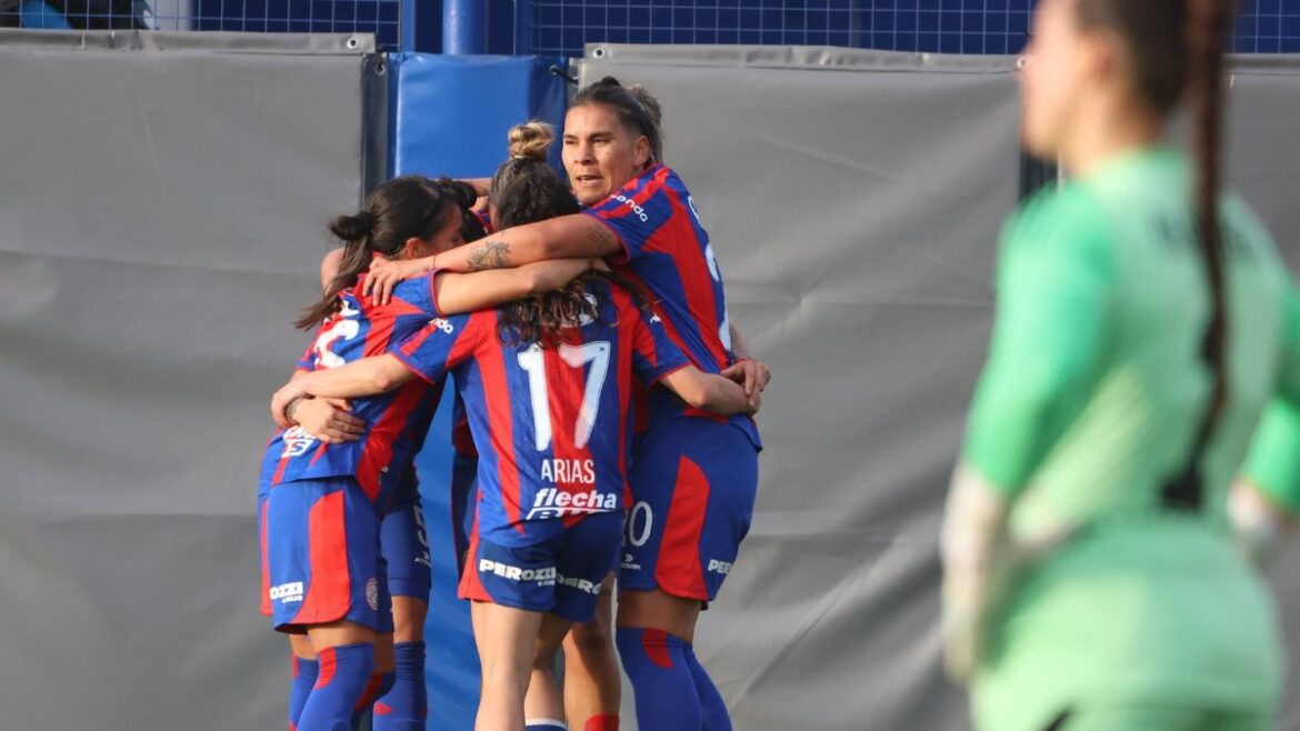 Las Santitas celebran el triunfo por 2-1 frente a Boca en el cl&aacute;sico de la primera fecha del Torneo Clausura.
