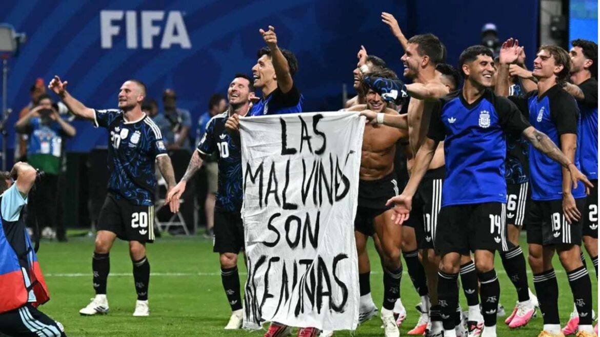 argentina-inglaterra-bandera-malvinas-semifinales-mundial-mundo-azulgrana Los jugadores de la Selección Nacional con el trapo de "Las Malvinas son Argentinas"