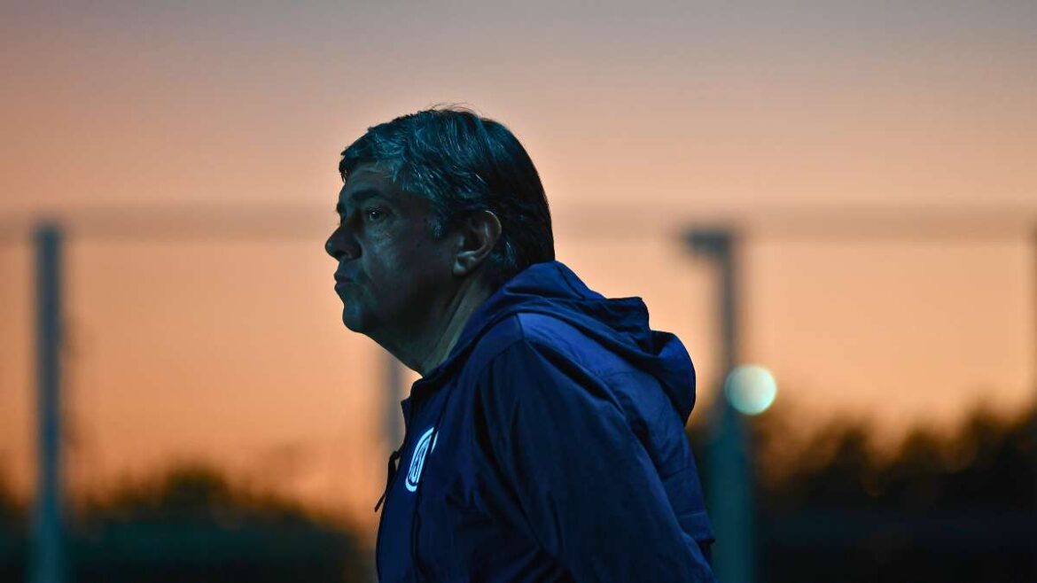 Fernando Ber&oacute;n fue despedido por varios de sus dirigidos.