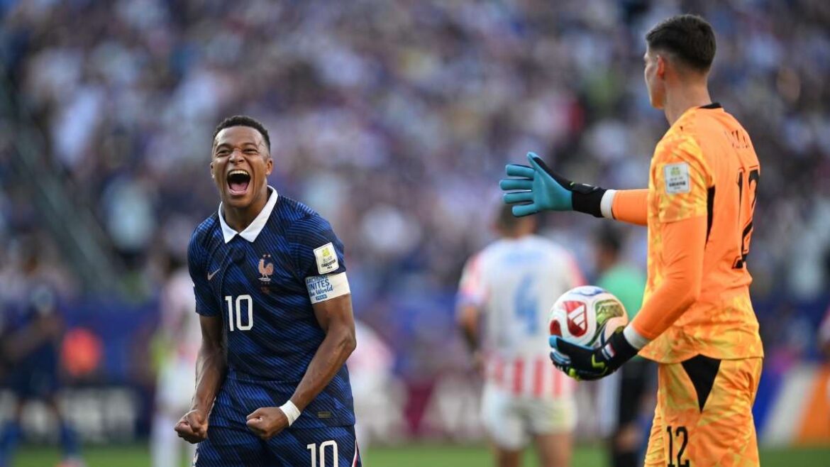 Mbapp&eacute; y Gill tras Francia vs. Paraguay.
