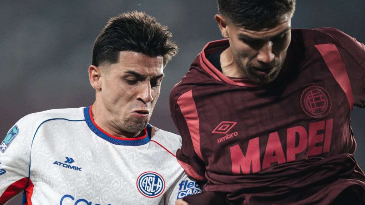 Cuello, delantero de San Lorenzo ante Lan&uacute;s.