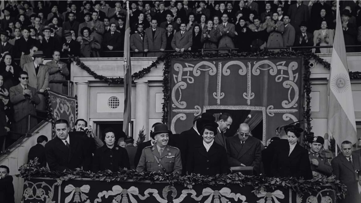 san-lorenzo-seleccion-espana-franco-argentina-1947-gira-6-1-mundo-azulgrana-casla Franco a punto de presenciar la goleada de San Lorenzo ante España.